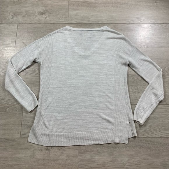 Theory Larlissa Flamme Linen V-neck Sweater - Picture 4 of 10